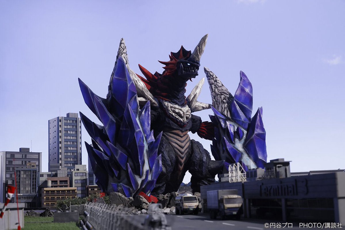 ch3ZebcbeAz3bnO's tweet photo. 怪獣好きの中でこんなデカくてゴツい前脚を引っ提げた怪獣が好きにならないヤツがいないわけが無かろうて
だから頼む　今からでも何卒DX規格で再商品化を…！！ https://t.co/LW6HIxaTN2
