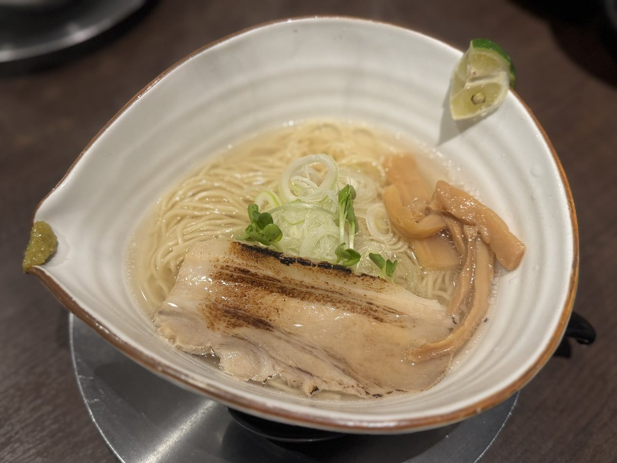 __mofuko__'s tweet photo. 久々の軌跡🍜安定の鯛塩〜🐟💕
ここも何回か行ってるリピ店❕
なんか気持ち前よりスープの塩味が
抑えられててこっちのが好きだった🫶🏻
（気のせいかもしれない）
辛子で食べる餃子も、チャーシュー丼（圧倒
的タレ派＆マヨ）もぜーんぶ美味( 'ϖ')㌥

#香川
#高松
#麺屋軌跡総本店 https://t.co/KHALg7YeZE