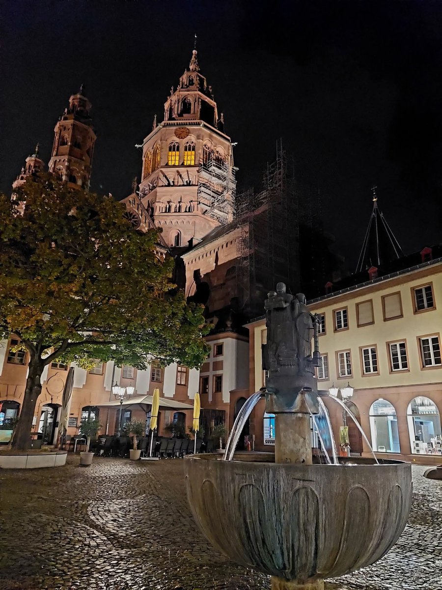 Guten Morgen meine lieben,mir geht's Hundeelend. Schmerzen aus der Hölle. Morgen geht's wieder zum spritzen. 
Euch wünsche ich einen schönen Sonntag 🥰