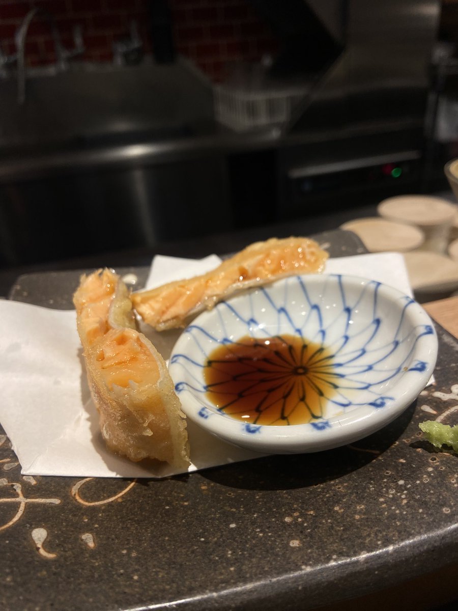 kanpaikiyanon's tweet photo. 【天ぷら酒場 型無虎南/川崎】
気軽に天ぷらを楽しめる人気の酒場🍤✨

サクサク軽い天ぷらはもちろん、
サーモンのレアカツが優勝レベル🐟🔥
中とろっと衣サクサクでバランス完璧！

しかもコスパまで神…！
このクオリティでこの価格はびっくり🥹👏
自家製プリンもとろっとろで美味しすぎた🍮💛 https://t.co/O6oGADPCbX