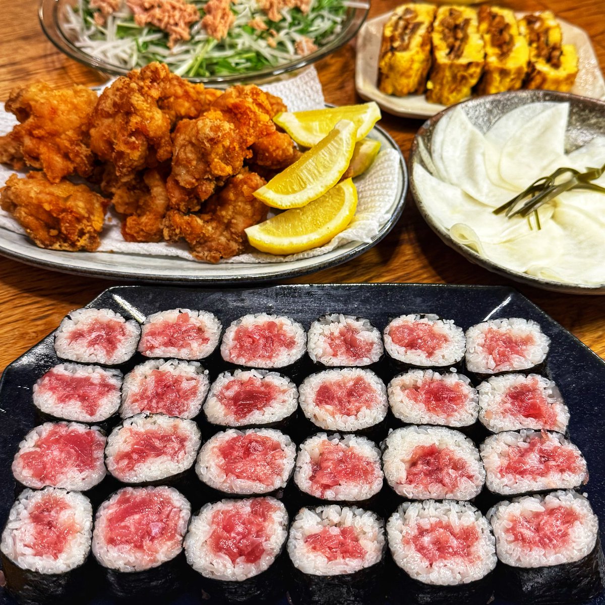 ・鉄火巻き
・鶏の唐揚げ
・千枚漬け
・秋刀魚蒲焼の卵焼き
・大根サラダ