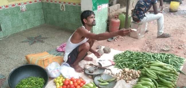 AnujShukla00009's tweet photo. कल शाम की सच्ची घटना... लोकल दुकानदार 

मैं: भैया, ये भिंडी कितने की?

दुकानदार: 50 रुपए किलो, भैया।

मैं: ज्यादा है, 40 में लगा लो 2 किलो दे दो।

दुकानदार: अरे भैया, इतना मुनाफा कहाँ? 

मैं: चलता है भैया, देख लो ��ा... पड़े तो दे दो।

दुकानदार (मुस्कुराते हुए): ले लो भैया।

मैं: वो पालक?

दुकानदार: 10 रुपए गड्डी।

मैं: ज्यादा है, 20 की तीन दे दो।

दुकानदार: ठीक है, ले लो।

मैं: बैंगन?

दुकानदार: 50 किलो।

मैं: अरे भैया, बहुत महँगा! ठीक-ठाक लगा दो, 2 किलो चाहिए।

दुकानदार: 80 दे दो सर।

और भी कई सब्जियाँ लीं... आखिर में पूछा: कुल कितना?

दुकानदार: 485 रुपए।

मैंने 500 दिए।

दुकानदार अपनी छह-सात साल की बिटिया से (जो दुकान पर हाथ बँ��ा रही थी): बेटी, अंकल को 15 रुपए लौटा दो।

मैं: अरे रहने दो भैया! बिटिया मेरी तरफ से चॉकलेट खा लेगी।

दुकानदार (सख्ती से): नहीं साहब! (बेटी को डाँटते हुए) जल्दी लौटाओ।

मैं: अरे भाई, अपनी मर्जी से दे रहा हूँ... वैसे भी इतना डिस्काउंट दे दिया, ये 15 बिटिया की चॉकलेट के लिए।

दुकानदार बिना कुछ बोले, पास से एक लौकी और धनिया की गड्डी उठाई... चुपके से मेरे थैले में डाल दी।

सच कहूँ, आँखें नम हो गईं।  
ऐसी खुद्दारी, ऐसी ईमानदारी
कभी ऑनलाइन नहीं मिली, और इतना डिस्काउंट तो कभी नहीं
ऑनलाइन सिर्फ सामान मिलता है,  
ये अपनापन, ये प्यार, ���े सम्मान, ये भाव, ये संतुष्टि कहीं नहीं।  
और हर चीज़ पर मनमाना डिस्काउंट? बिल्कुल नहीं।

नोट: सब्जियों के रेट व फोटो काल्पनिक, कहानी 16 आने सच।