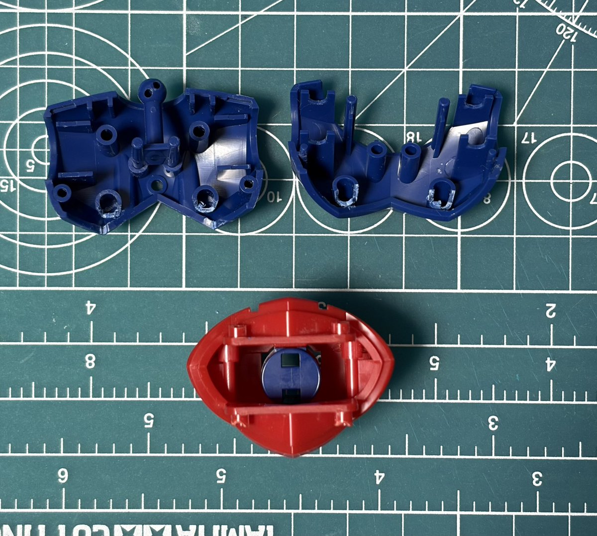 todan3320's tweet image. MODEROID ライディーン

仕掛りが多いので塗り分け簡単そうなものから進めてます(展示会の準備してない)

胸パーツの後ハメ加工とコッドゴーガン時に横に向けないのでボールデンの中と大ジョイントを使って頭部を2軸接続にしてみました
キット標準より猫背に出来るようになります笑

#MODEROID