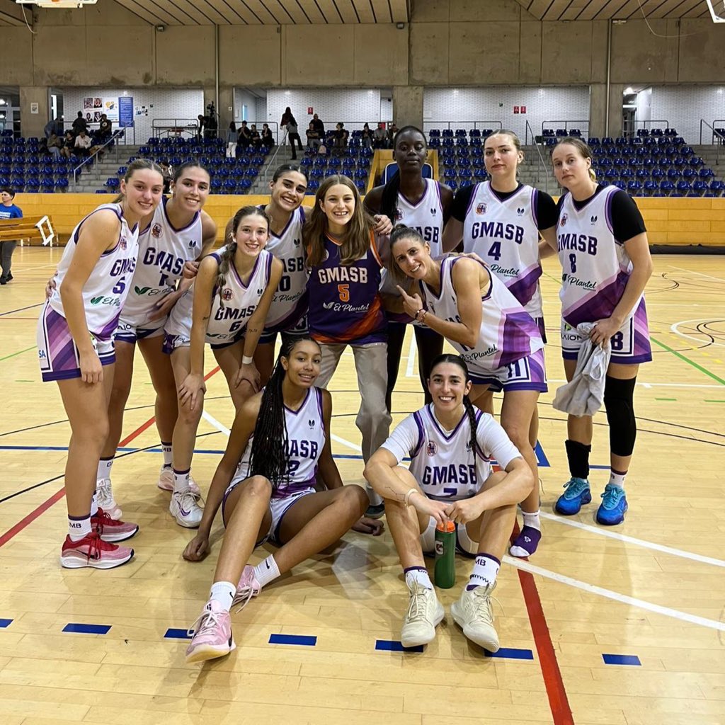🥺 ¡No estuvimos solas! En el encuentro ante <a href="/VilabasquetVila/">Vilabàsquet Viladecans</a>, nuestra canterana Ángela Rojas, que actualmente juega en la <a href="/Penya1930/">Club Joventut Badalona</a>, vivió el partido de púrpura. 

🫡 La familia siempre presente. Orgullosos de la jugadora y persona que te estás convirtiendo. #ViveLaMagia