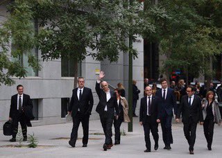 JACS_JaumeACS's tweet image. Avui fa 8 anys, la dignitat d’un poble va topar amb la venjança d’un Estat.

Aquells dies van marcar-nos per sempre. 

Hem patit massa com per girar full. 

#1-O #8anys #NoOblidem