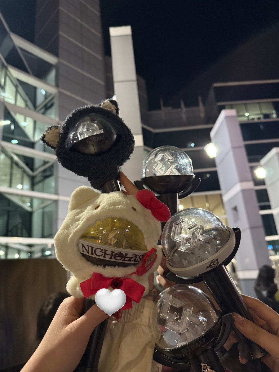 byunejfan's tweet photo. 백투라 인기가요 끝 🩵🧡  넘넘 행복해떠요 https://t.co/tgVqD4CsYp