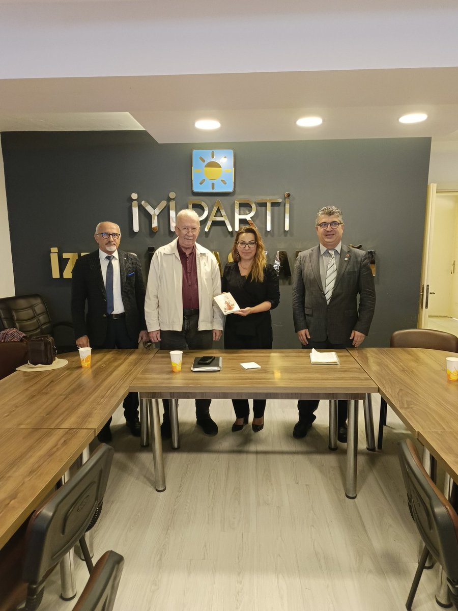 Qora jinsi shimlarning dumbalari Fotosessiya uchun erotik poza