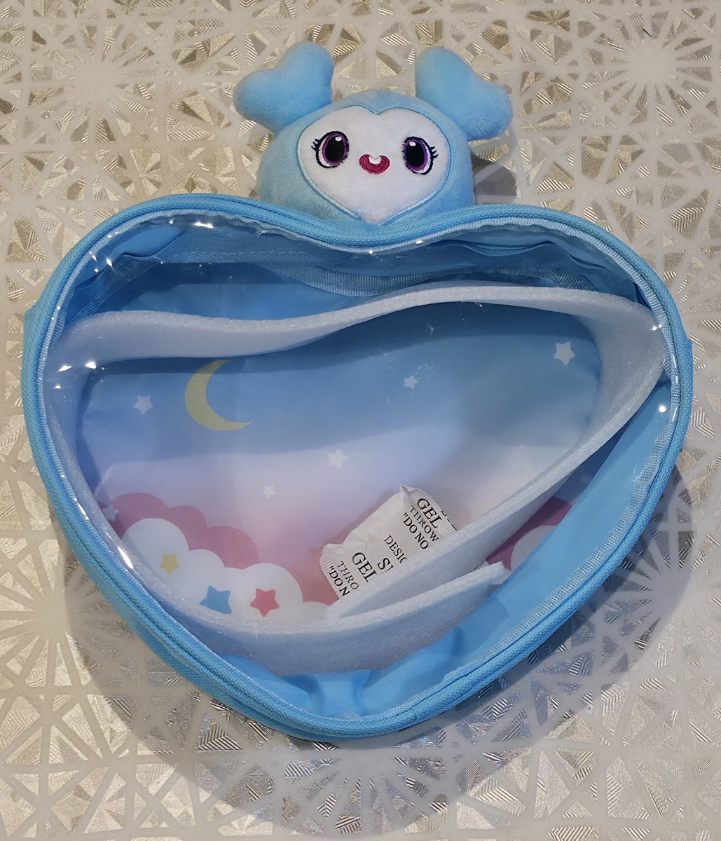 さっき息子にねだられてゲーセン行ったの。私全ゲーム然興味なくてぷらぷら徘徊してたら1ヵ所女子が集まっているクレーンゲームがあって。試しにやったらこんなのとれた。周りの女子に｢良いなあ～♡｣って羨ましがられたけど…これ何？人気キャラ？