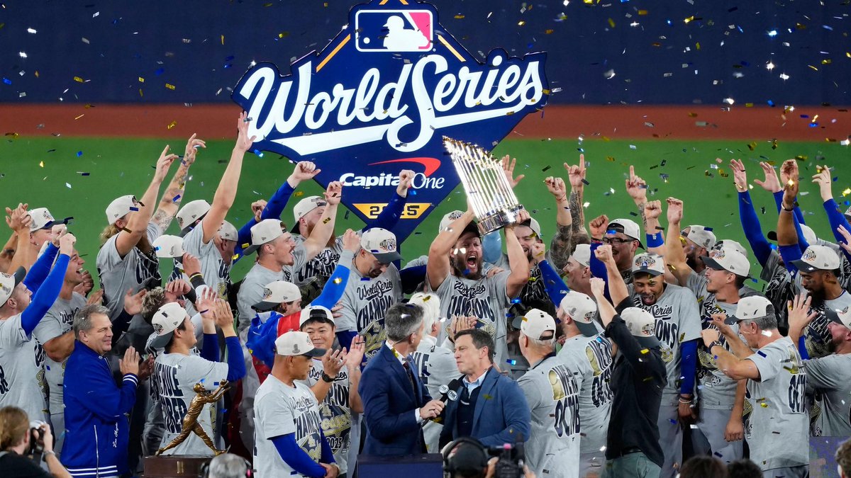 PepeBrasin's tweet photo. Los Angeles Dodgers, campeones de las World Series MLB 2025. Primer equipo que repite título en el siglo XXI. El home run de Rojas (y su defensa posterior), el hit de Kirk, sus cuatro pitchers titulares lanzando, Yamamoto con dos entradas con eñ brazo muerto.. . Epicidad extrema. https://t.co/HcXefaZ39A