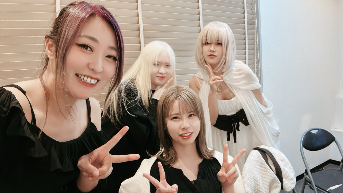 細部までこだわりに満ちていて
歌声も素敵でとても良いライブでした！

本番前の写真だから、みんな緊張した顔してるw
