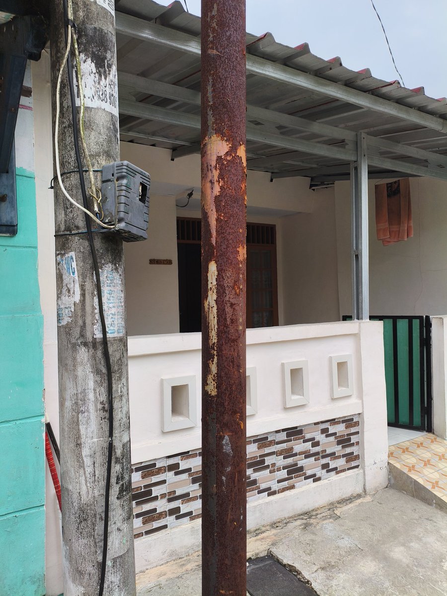 ErlanggaH29's tweet photo. @IndiHome Tiang nya sudah berkarat, dan memegang betul itu tiang milik Telkom, berbahaya sekali kabel listrik PLN menempel langsung dengan tiang besi wifi, bisa mengakibatkan tersetrum https://t.co/9mZIcfXFQh
