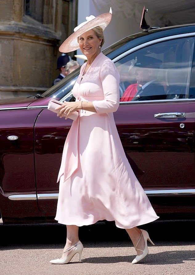servingsophie's tweet photo. Pretty in pink and ready for Sunday 💕 Wishing you a day as bright and graceful as this!
#SundayVibes #HRHTheDuchessOfEdinburgh #WeekendStyle #RoyalElegance #SundaySmiles https://t.co/htBbNipBqR