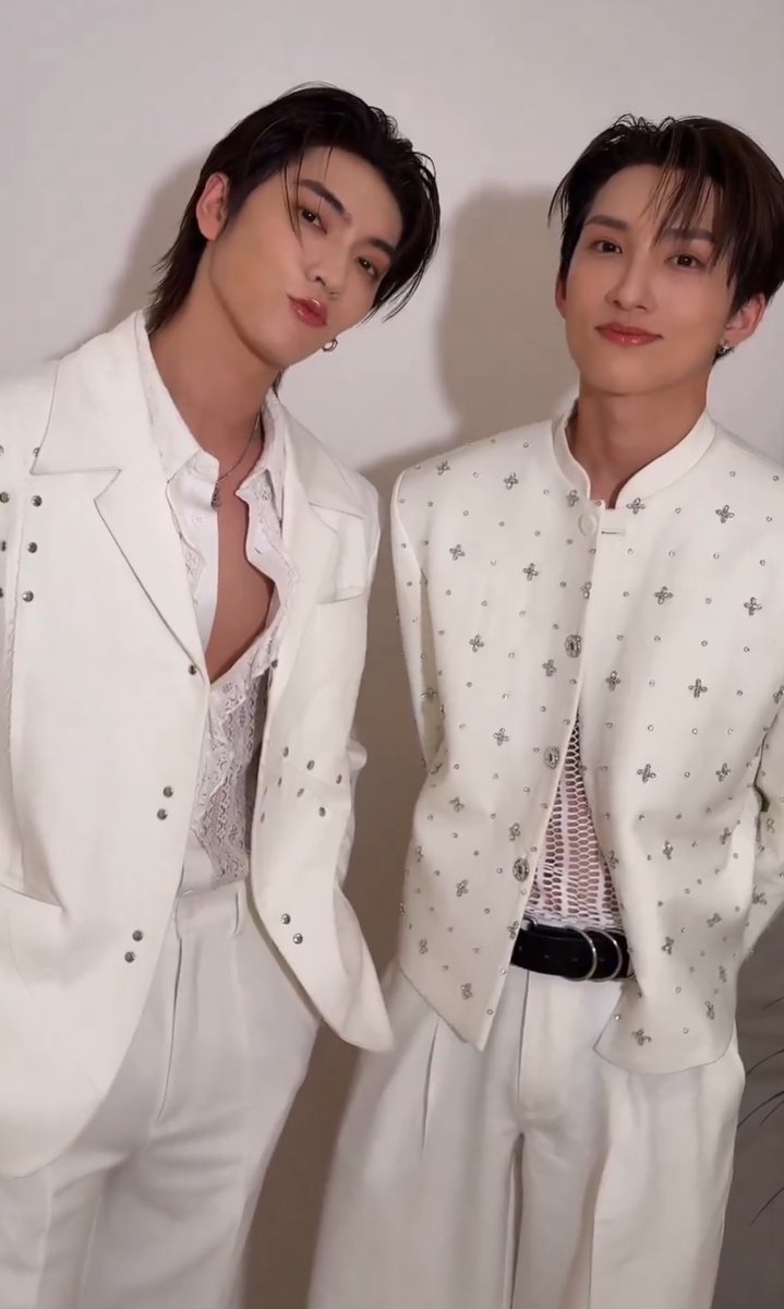 I take this as bossnoeul cosplaying a pair of eccentric quirky grooms for halloween 🙂‍↕️🙂‍↔️

BOSSNOEUL TRICK OR TREAT 
#BossNoeul_HalloweenPartyinHANGZHOU