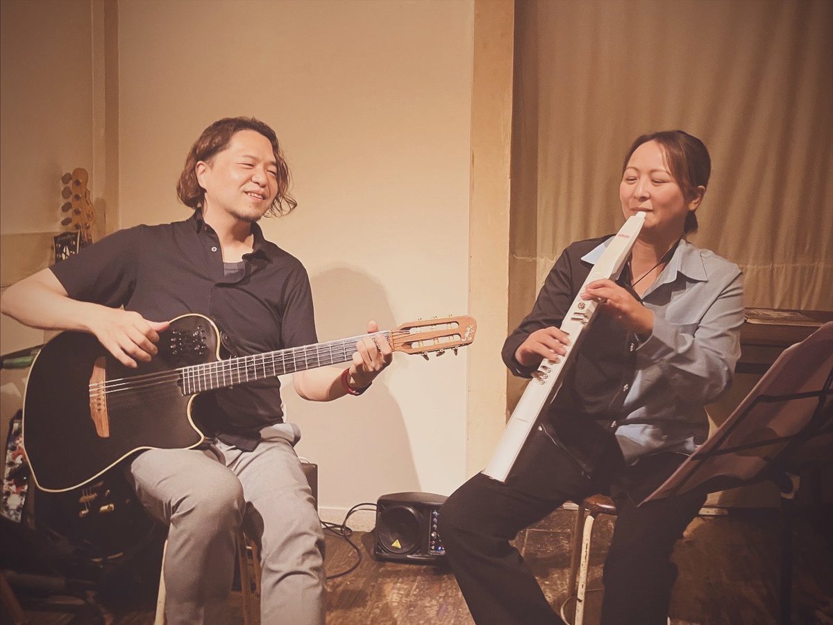 本日20時からHAKUライブです！

みや＆ハクのギターユニットは指が千切れるほど練習していました！

まな＆アキミチさんデジタル管楽器EWIとギターのコラボで夜の街にぴったり！

リハーサルから最高にたのしいです！！

わしは自作の詩を読むよお

Gallery &amp; Bar HAKU <a href="/barhaku/">Gallery & Bar HAKU</a>