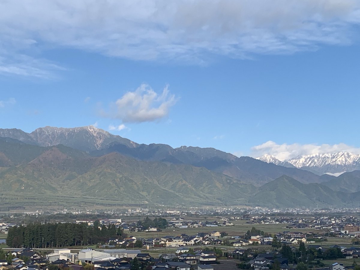 FHMvFD5ICYEB89R's tweet photo. 今朝の北アルプス
白馬岳方面も雪化粧 https://t.co/0C5HFjsTTg