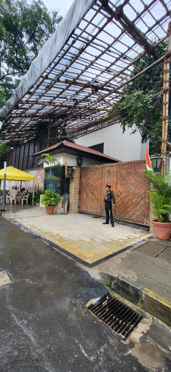 जलसा के द्वार पर इंतजार हमारे गुरु  श्री<a href="/SrBachchan/">Amitabh Bachchan</a> सर का. 
Lots of love and happiness always sir ❤️ 💖 
#AmitabhBachchanExtendedFamily