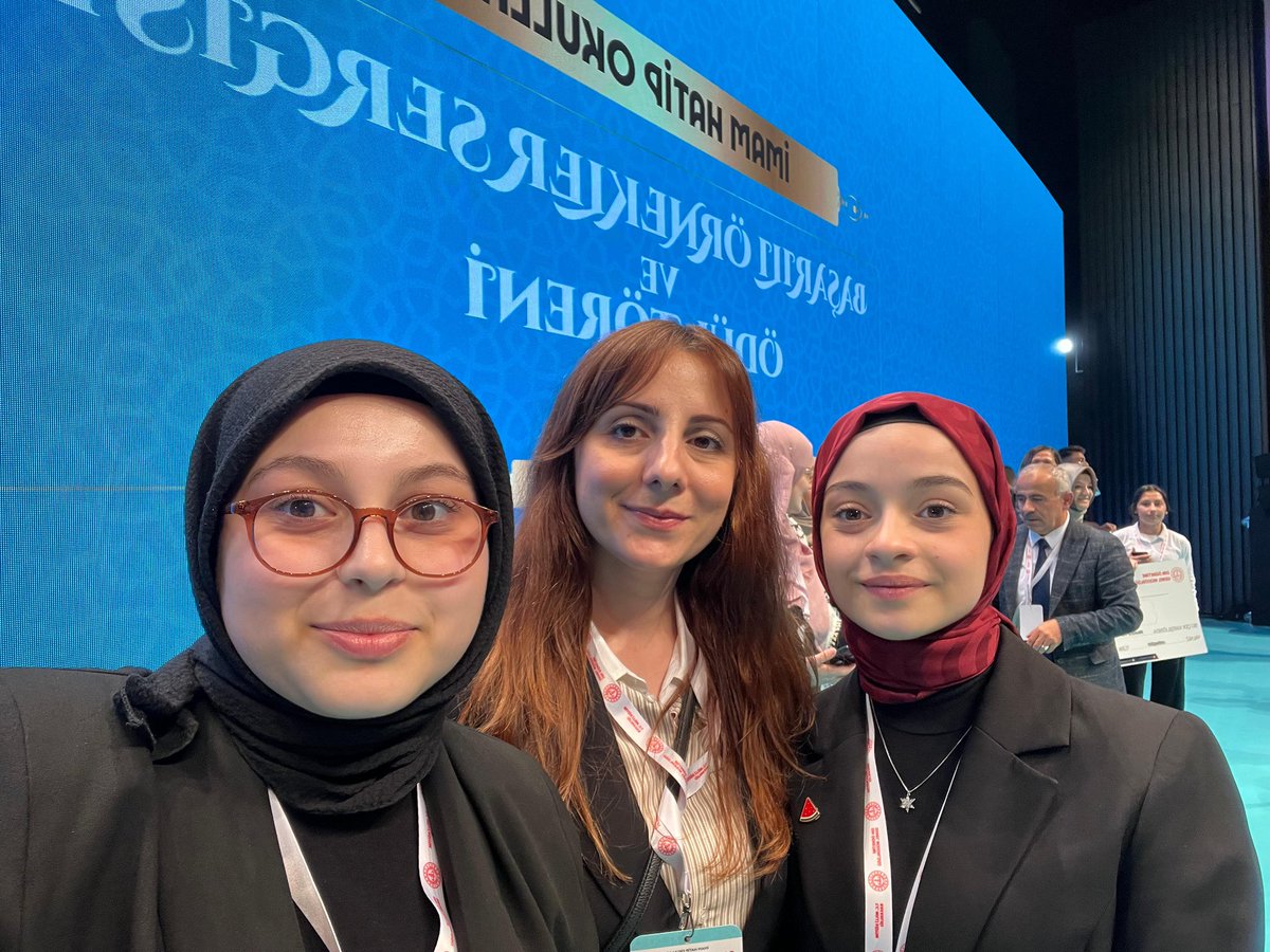 📌 İmam Hatip Okulları Başarılı Örnekler Sergisi’ne  Öğrencilerimiz,
öğretmenimiz <a href="/nrbngecer/">Nur Banu GEÇER</a> koordinatörlüğünde hazırlamış oldukları “BENGÜ TAŞLARDAN DİJİTALE: GÖKTÜRKÇE DİJİTAL SÖZLÜK”isimli proje ile katıldı. 
📅 Tarih: 17 Ekim 2025
📍 Yer: İstanbul