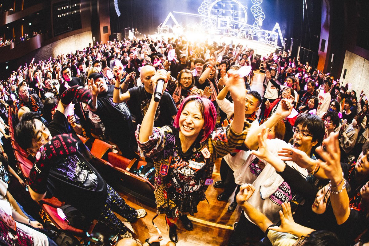 LiSA_OLiVE's tweet photo. 「LiVE is Smile Always～PATCH WALK～」at 札幌文化芸術劇場 hitaru🥔
心も身体もお腹も(?)みちみちに愛に満たされて、たくさん愛を蓄えさせてもらいました。本当に幸せ！本当に心強いよ。外の寒さとは真逆に、熱い厚い愛をたくさんもらったよ。ほんんんんんとうにありがとう。また帰ってくるね。See you again！🪡いってきます！

北海道、札幌でもらったたくさんの愛を繋いで、明日は初めましての旭川公演です。
よろしくね🐧🪡👣✯✯✯✯❄︎❄︎

📸　@cazrowAoki