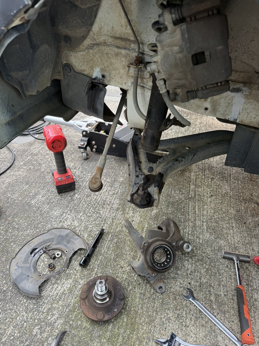 pppp1872's tweet photo. ずっと音やばかった左前のハブベアリング
買ってから2年経ってやっと交換した🔥 https://t.co/XPlzJB8omz