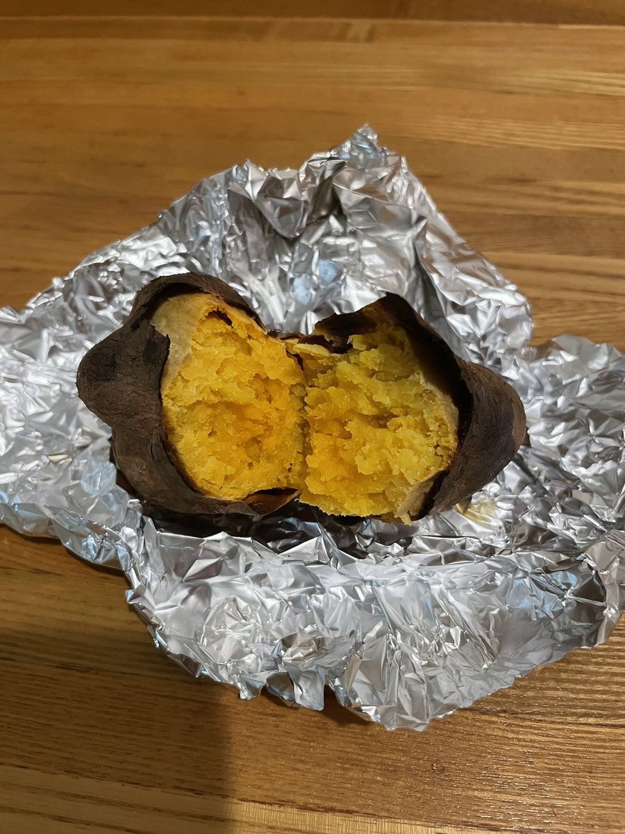 さつまいも🍠
紅はるか、シルクスイートは食べた事あるけど、安納芋が美味しいと聞いたので買って焼き芋にして割ってみたら食べる前から...思わず甘みを想像させる色艶だったよ。