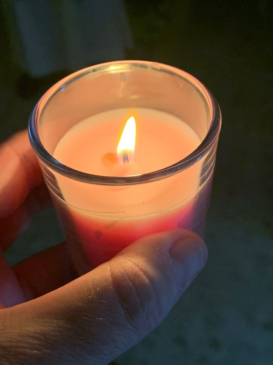 En este #DomingoDeLosDifuntos encendemos una luz por quienes ya viven en Dios y siguen acompañándonos desde el cielo.Que amar y servir,como ellos lo hicieron, mantenga viva su memoria y nos acerque a ellos en Dios. (Mt 25,31-46)
#PadreHuelin #DeporteEnLaFrontera #MisionEnElBarrio