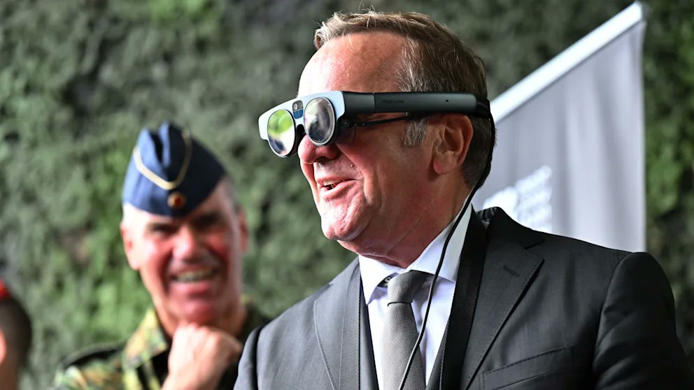 Woelfisches's tweet photo. Der geistig offenbar völlig unbewaffnete Verteidigungsministerdarsteller Boris #Pisstorius veruntreut unser Steuergeld für Drohnenmüll, mit dem man absolut nichts anfangen kann.
https://t.co/jl78pGBAAv https://t.co/y2nYFAZ9Y3