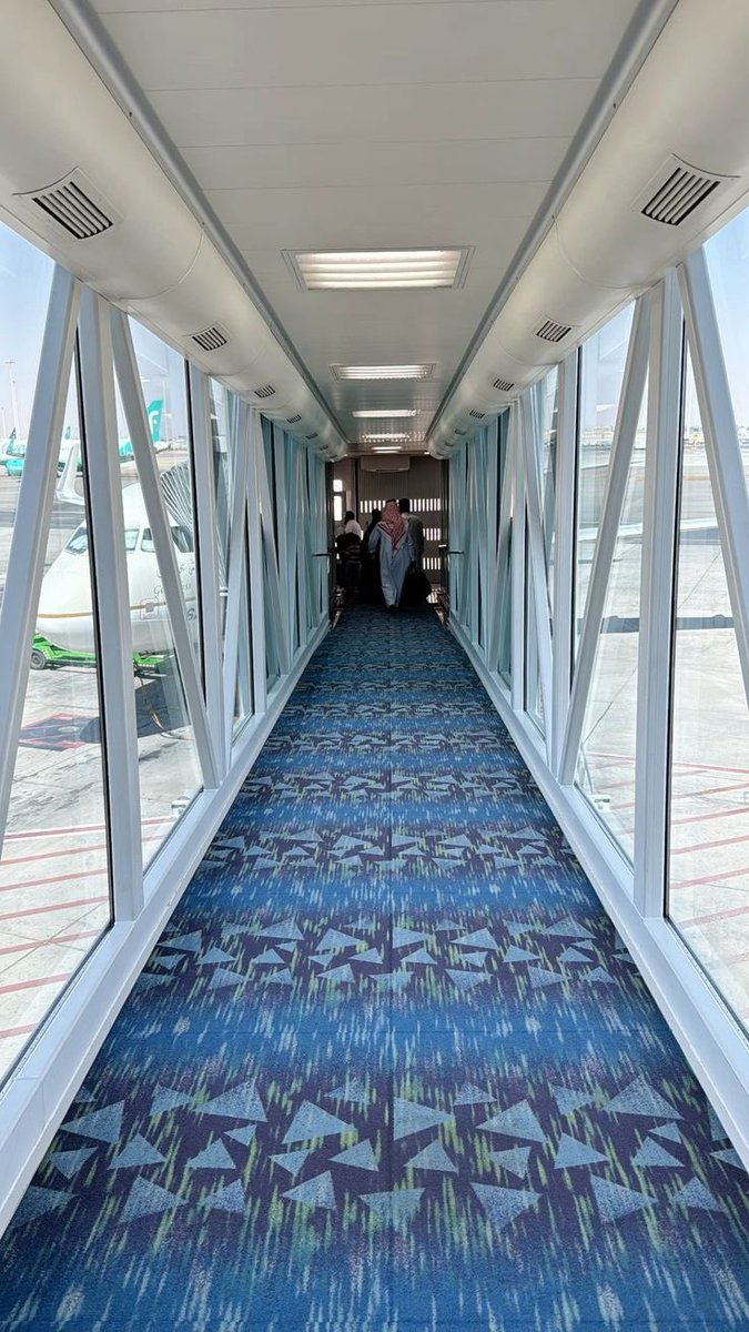 مساء الخير . . أما بعد : 
" أنا واقفٍ لأحلام عمري وقوفٍ غير
وقوف الكريم أليا تلافوا . . مساييره "

إلى الكويت 🇰🇼