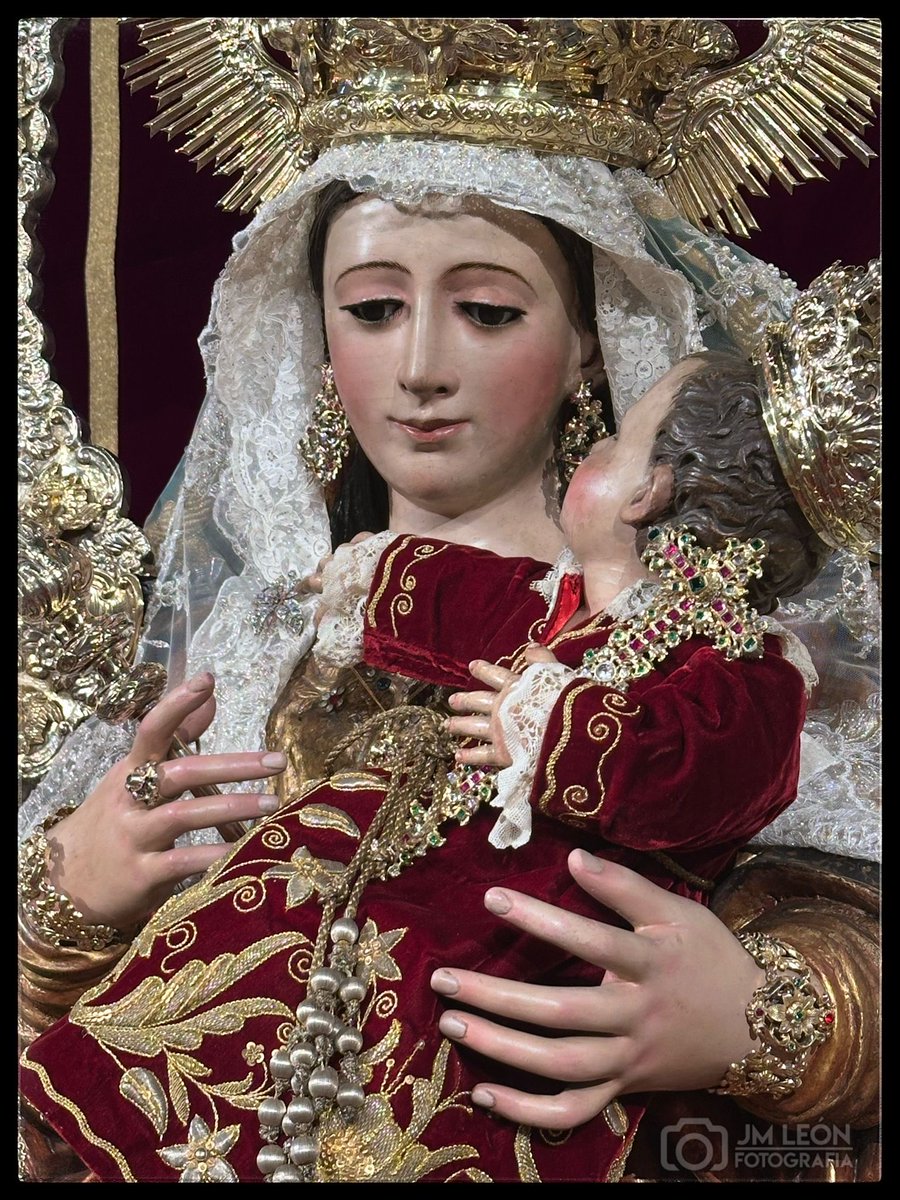 Se reparten baberos en el Barrio de la Feria… #UnDíaUnaFoto