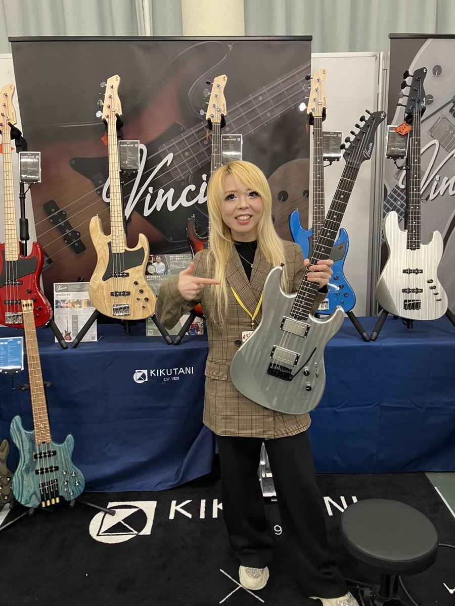 #東京楽器博2025
WhiskeyDustのエリカVHさんがブースに立ち寄っていただきました👏
Vincita Aluminio-Gと一緒に📸
#楽器博 #Vincita #アルミ