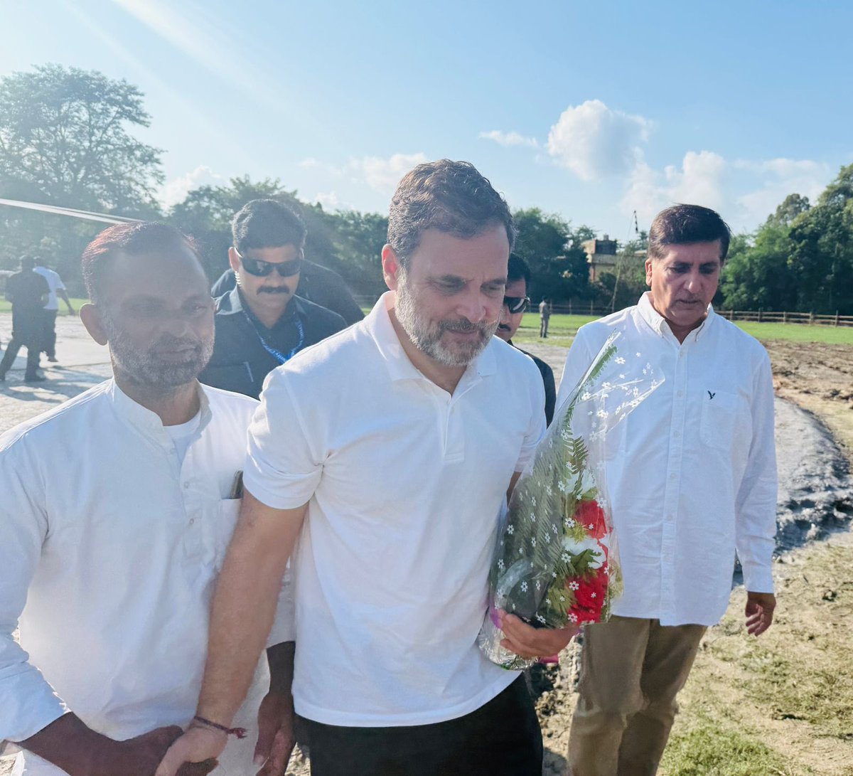 Barmer_Harish's tweet image. खगड़िया आगमन पर हमारे नेता आदरणीय @RahulGandhi जी का हेलीपैड पर स्वागत एवं अभिनंदन किया।

@INCIndia @INCBihar