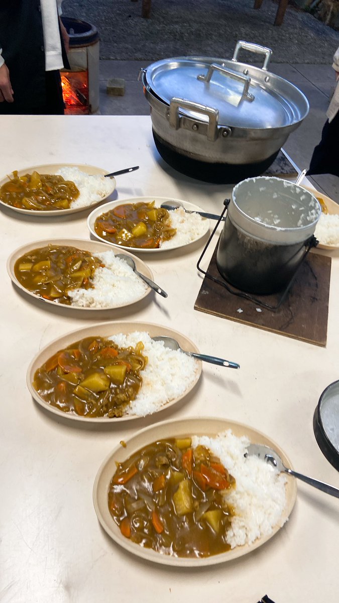 野外炊飯はカレーです🍛

たくさん歌ったあとのカレーは美味しいですね‼️

#合唱団よりより
#よりよりな日常
#よりより秋合宿
