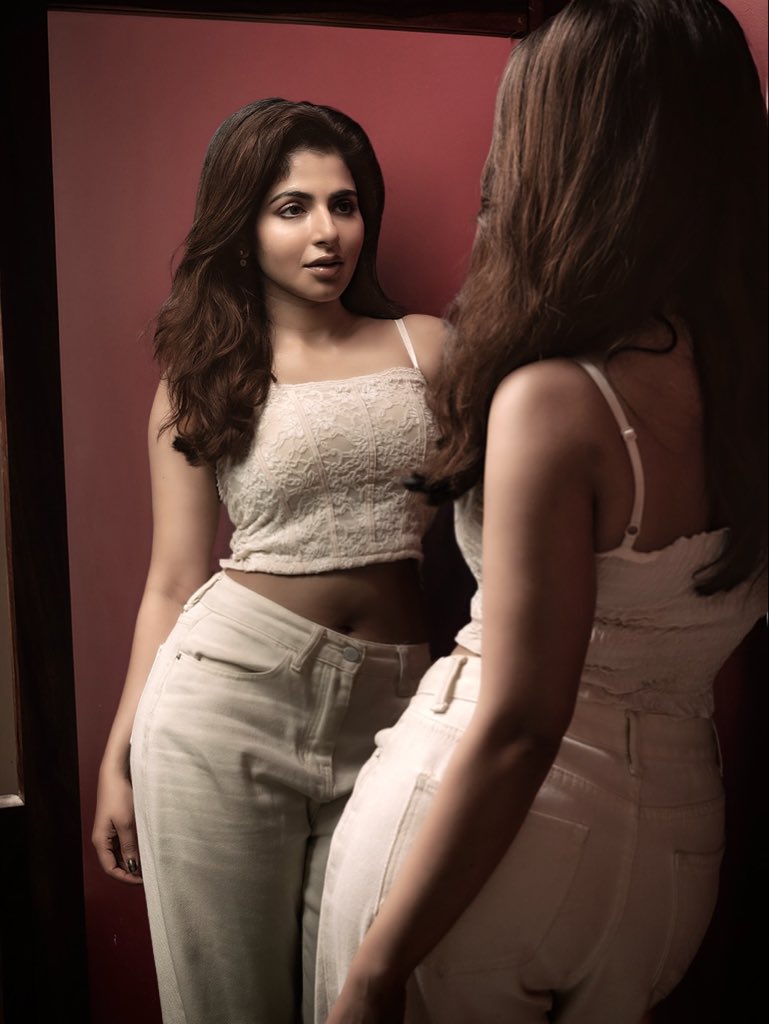 Iswarya Menon Hot Saree Pics | The Radiant Beauty & Versatile Star of South Indian Cinema iiQ8