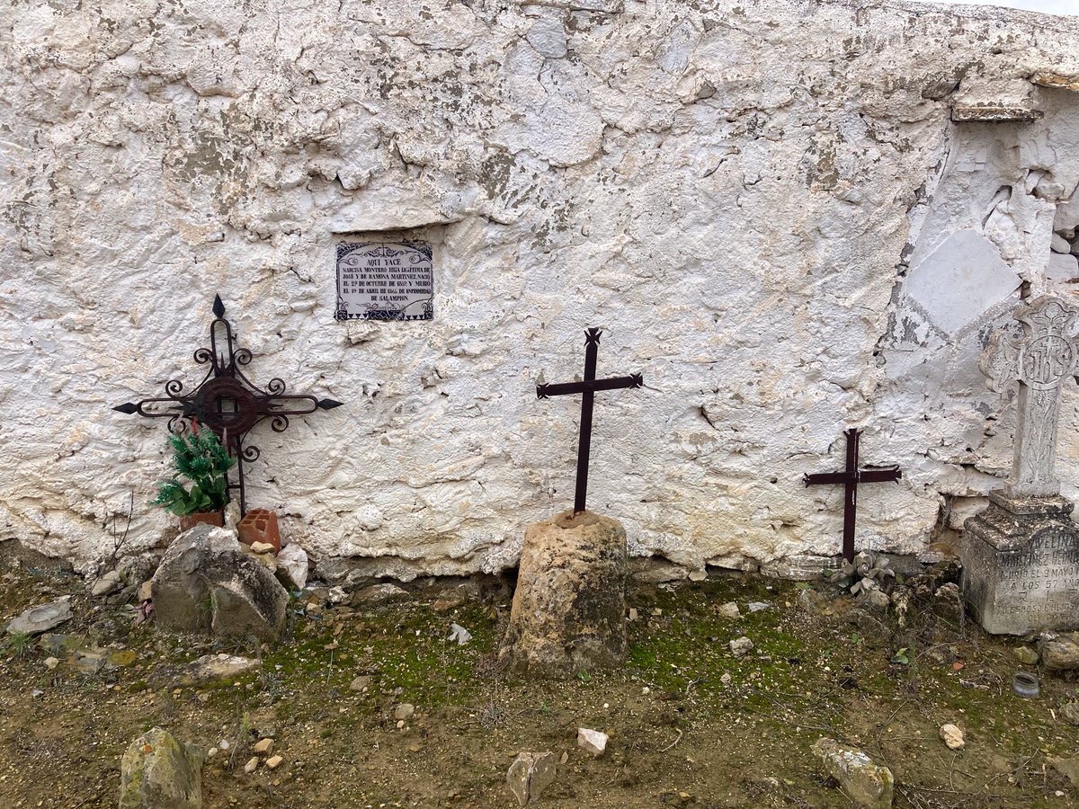 Apenas me he encontrado gente de mi generación en los cementerios estos días.

Hay muchos motivos para visitar estos lugares, que siempre han sido de memoria, pero las cruces que se pusieron y mantuvieron con anhelo, hoy  se caen al suelo, y la memoria también. 
Ya no se entiende