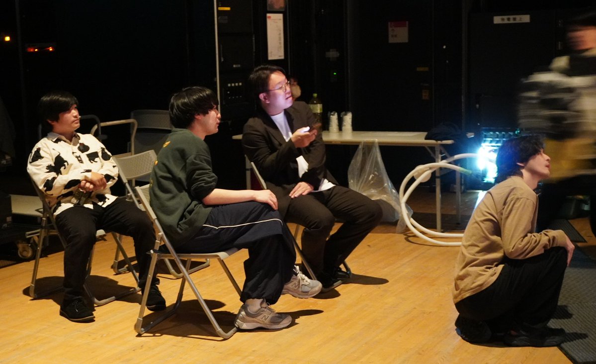 kproa's tweet image. 📸 #行列の先頭 舞台裏では…

舞台袖にある椅子に、出演者が入れ替わり立ち替わり座って、他の芸人さんのネタをじっくり観ていました👀

#ママタルト
#ぎょねこ
#ダウ90000

配信チケット発売中‼️
kpro-live.zaiko.io/buy/1zP6:KA4:0…