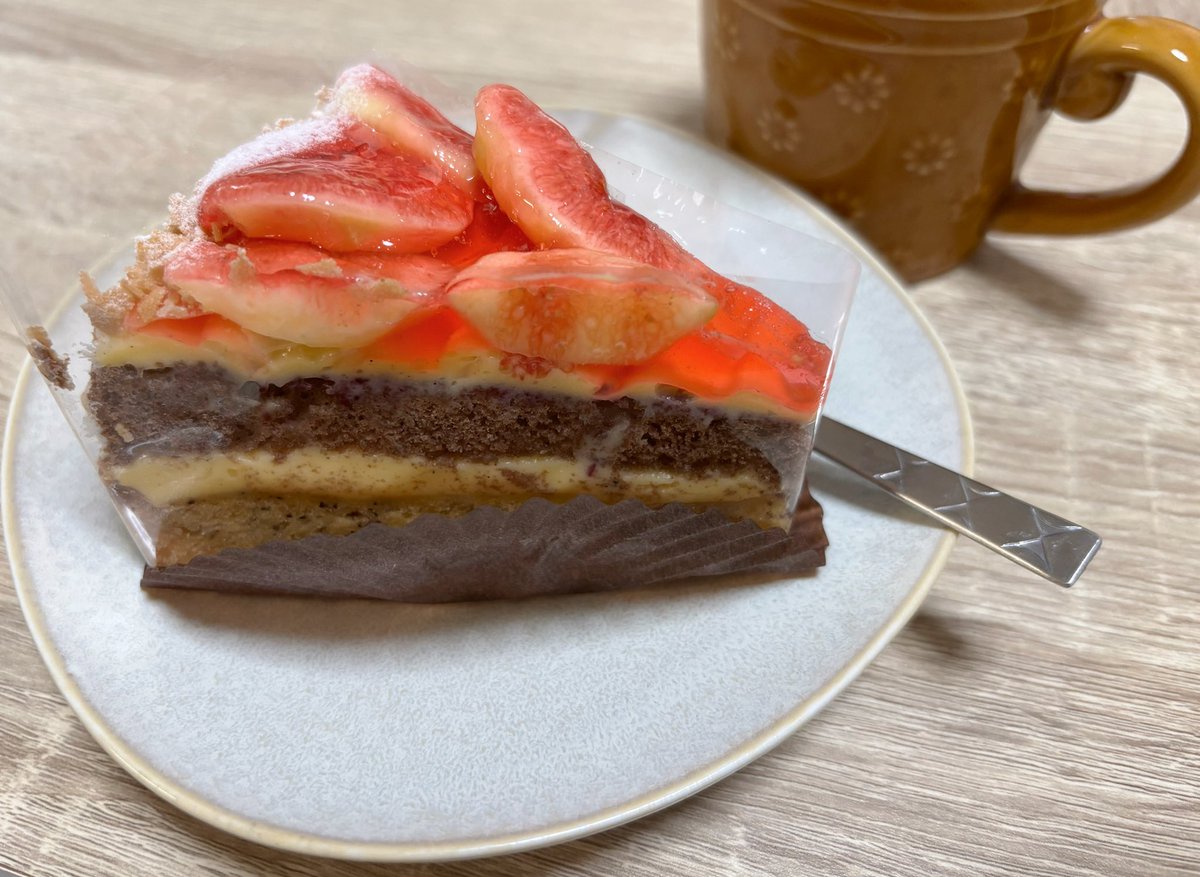 いちじくタルト
いつも行ってる美容院のとなりにおいしいケーキ屋さんがあって、毎回美容院おわりに吸い込まれるように入店している。