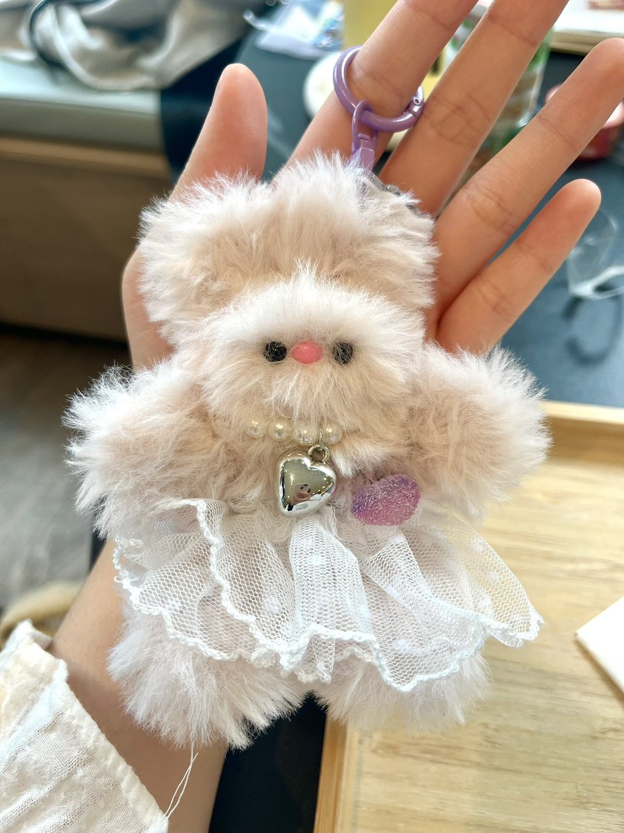 redbeeeeans's tweet photo. Is she vrvr fanmeeting ready!?!?? Went to a cute artist market that had a table where you could customise these cute keychains 💜 https://t.co/OTazrAEcrv