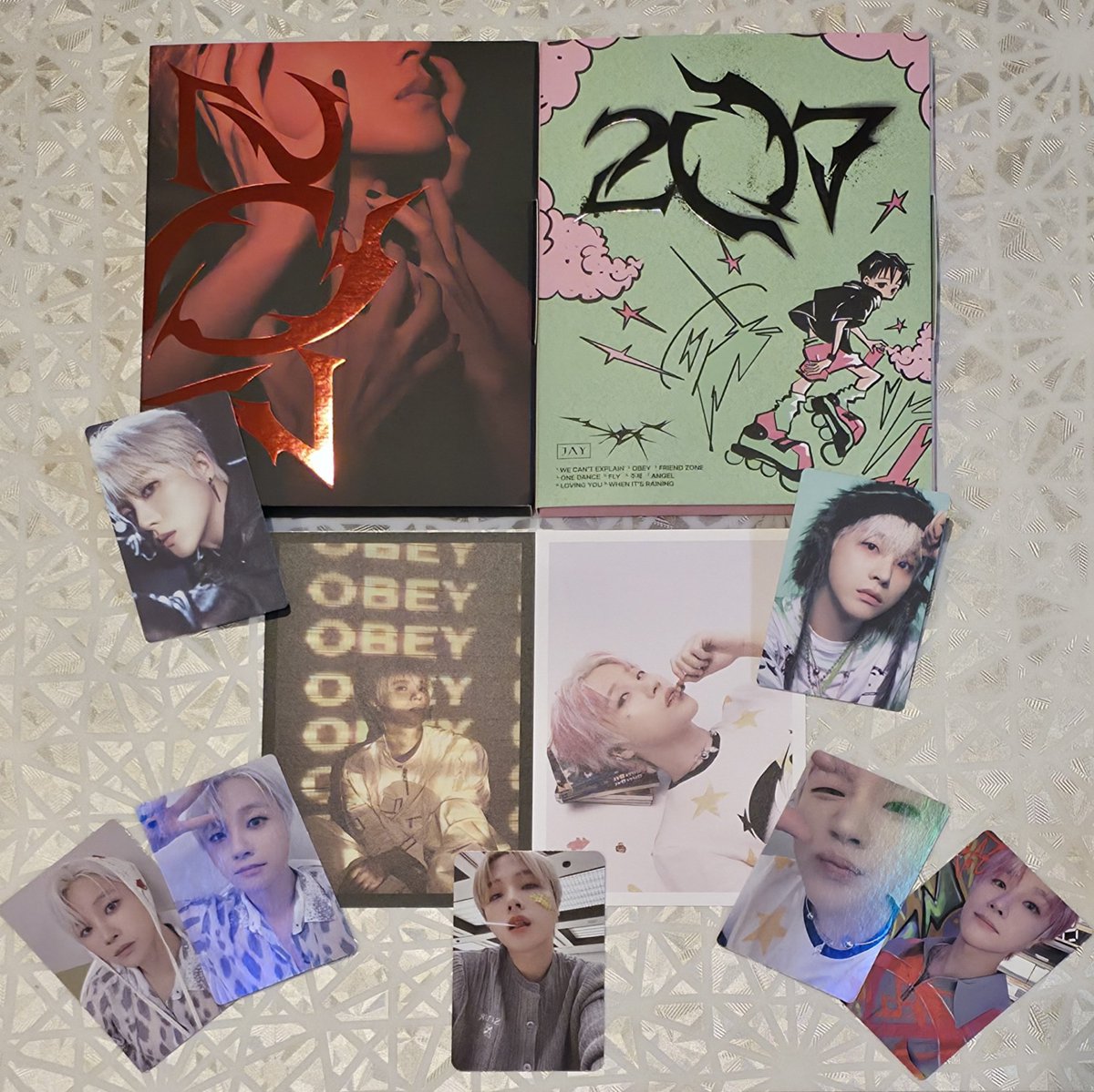 デスクに未開封の小さな箱が…開けてみたらめっちゃ可愛いジナンさん出てきました( ⁎ᵕᴗᵕ⁎ )❤︎
#김진환 #JAY
#아이콘 #アイコン #iKON
#JAY_207 
OBEY ver / WE CAN'T EEXPLAIN ver