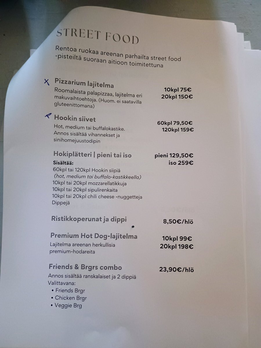 Katselin tuossa vähä etukäteen hinnastoa Nokia Areenan aitioon tuoduille sapuskoille. Voi tuntua kalliilta varsinkin siivet, jos ei oo tottunut käyttämään rahaa 💸.