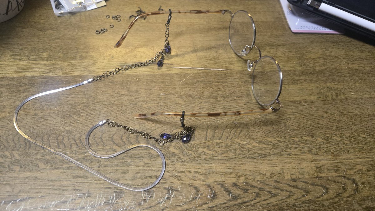 なんとカラスバ概念メガネチェーンを作ってしまったなどと供述しており
しれっと髪の毛も紫にしており、、、