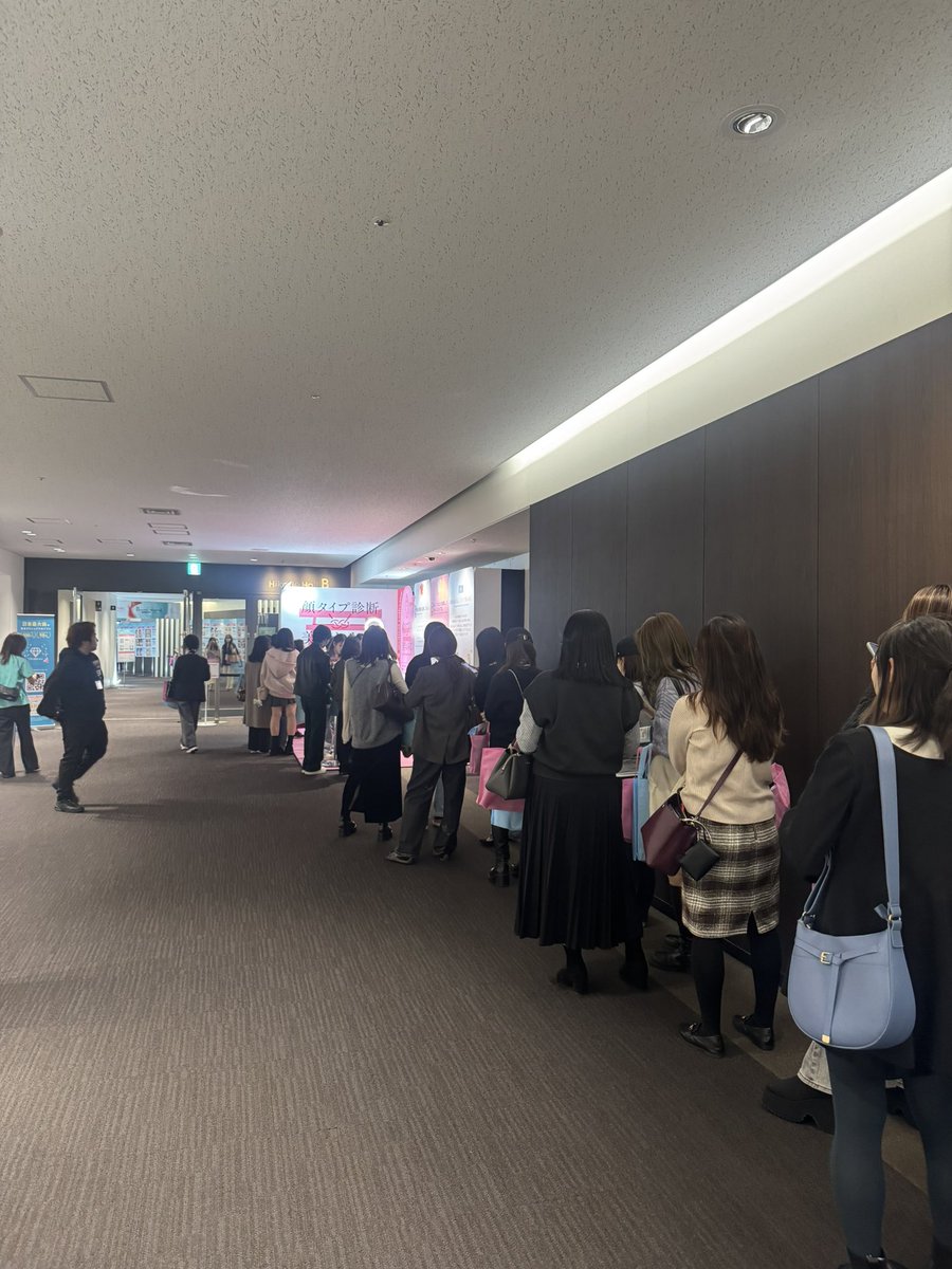 aska52's tweet photo. 本日渋谷ヒカリエ9Fで開催の日本最大級の美容医療イベント 「Beauty & Medical Collection 2025」大盛況です！

「AI顔タイプ診断で美容おみくじ」大人気で長蛇の列ができるくらい盛り上がってますーー😍！！！(キンドラーのAIフェイススキャン診断®︎をご提供させていただいております！)
#BMCおみくじ
