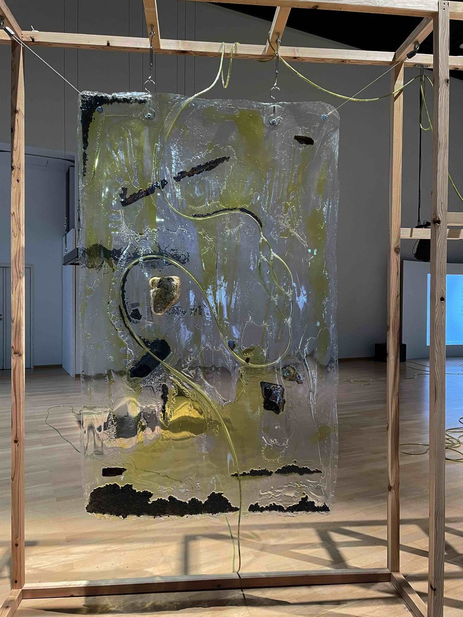 折しもYCAMに程近い山口市吉敷地区にはクマの目撃情報が頻発しており、展覧会邦題の「痛みが他者でなくなるとき」も差し迫っていた。すぐそこにある「食べられること」。それすらもエコロジカルな循環として捉えることを可視化するインスタレーション「Pour Your Body Out」に、一瞬総毛立つ。