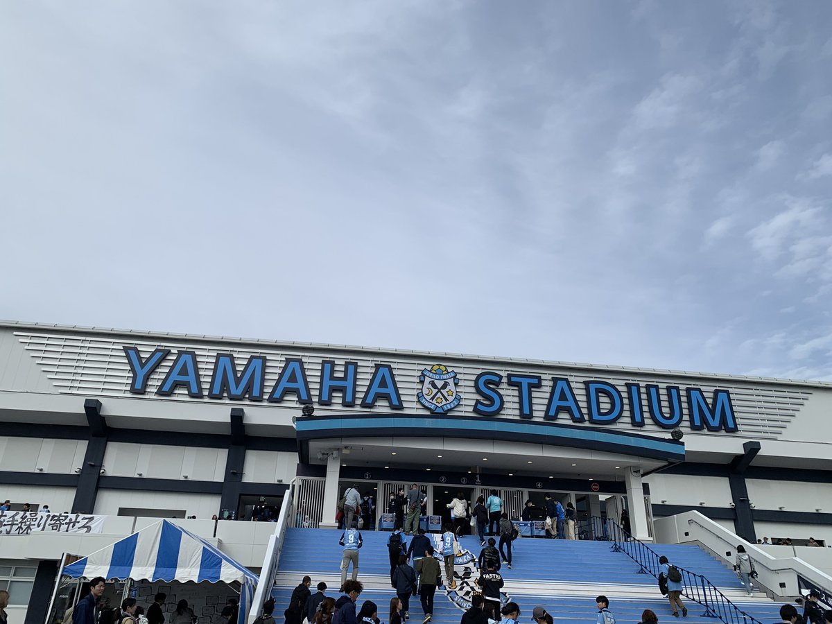 本日はこちら。スタジアムで飲むお酒はなぜあんなにも美味いのか。その謎を解明するため我々調査班はヤマハスタジアムに向かったが、電車で行くはずが終日運行見合わせにより車移動への変更を余儀なくされ、計画を大幅に見直さざるを得なくなったのであった。