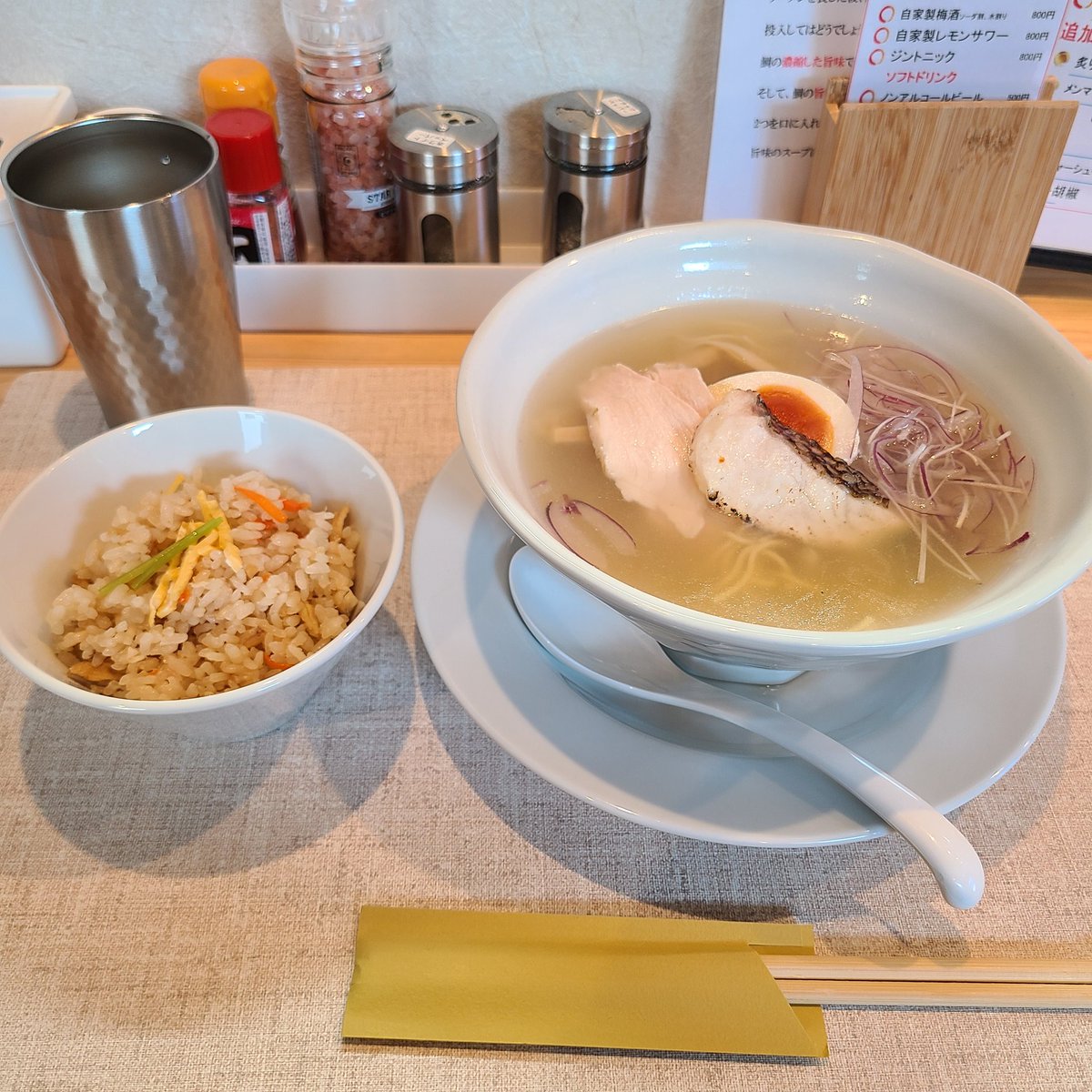d0IeaLo9K7SgI2F's tweet photo. Taikouの鯛出汁らぁめん鯛めしセット🍜何となく今治へ🚗³₃13時30分到着。土地勘無し、ナビ壊れ🥲︎腹が減る🥲︎ググってやっとラーメン屋に到着。方向音痴は辛い😭
 #Taikou
 #鯛出汁らぁめん
 #今治 https://t.co/XzfGDJek4E