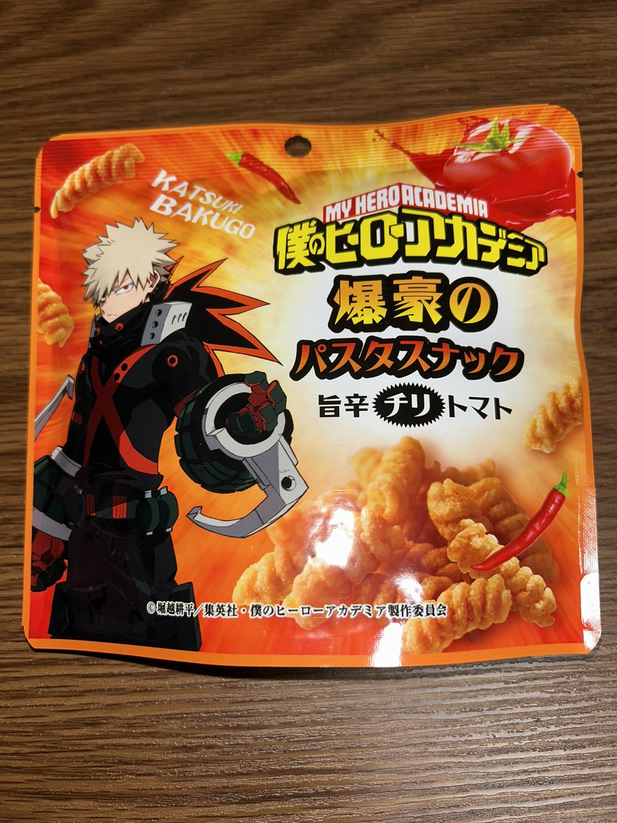 myheroacademia's tweet photo. セブンイレブンでヒロアカコラボのお菓子を発見！
アニメを観る時のお供にぜひ！
取り扱いのある店舗とない店舗があるようなので、セブンイレブンにお立ち寄りの際はぜひ探してみてください！ https://t.co/jTX6UR5ASe
