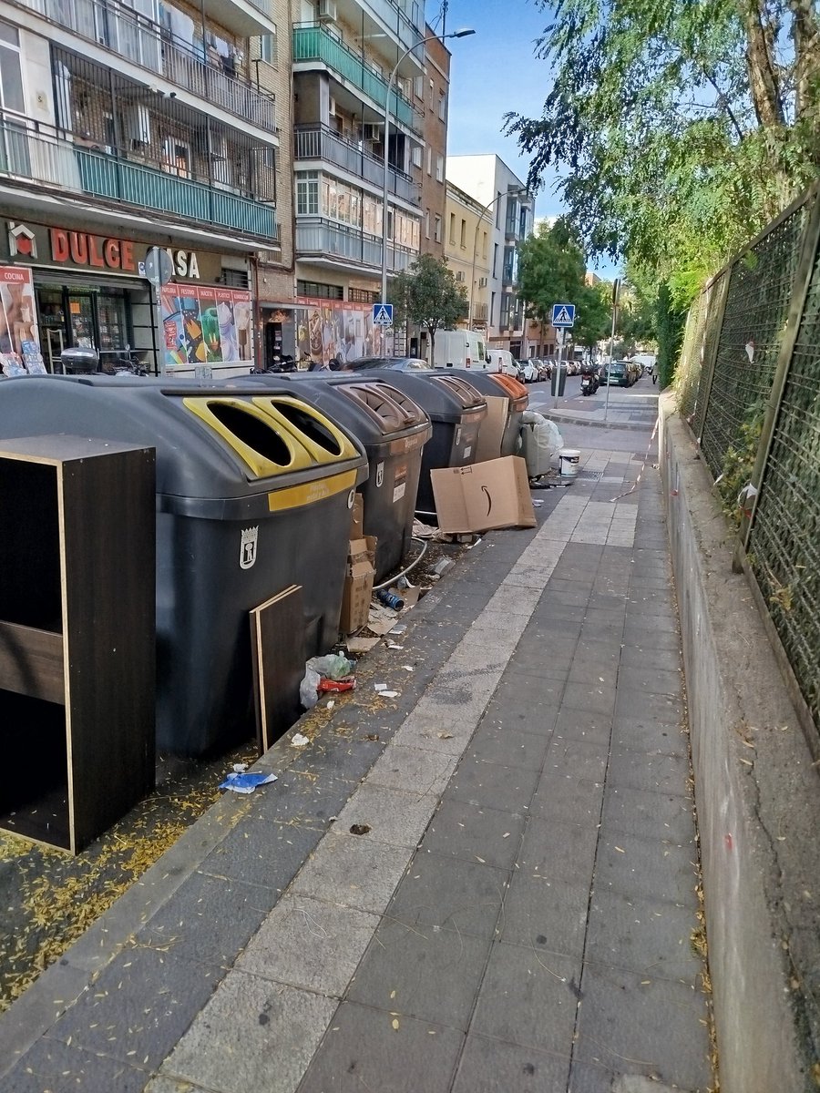 supertoliga's tweet photo. Donde está esa gente que se quejaba de Carmena y la suciedad de la ciudad. Así es como nos tiene q los vecinos de Vallecas el gran @AlmeidaPP_ que gran mañana de domingo. Sierra Carbonera 27 Arroyo del Olivar 8 y 18. @Lineamadrid aprovechad a barrer por fuera de los cubos https://t.co/P9ubX7DZo4