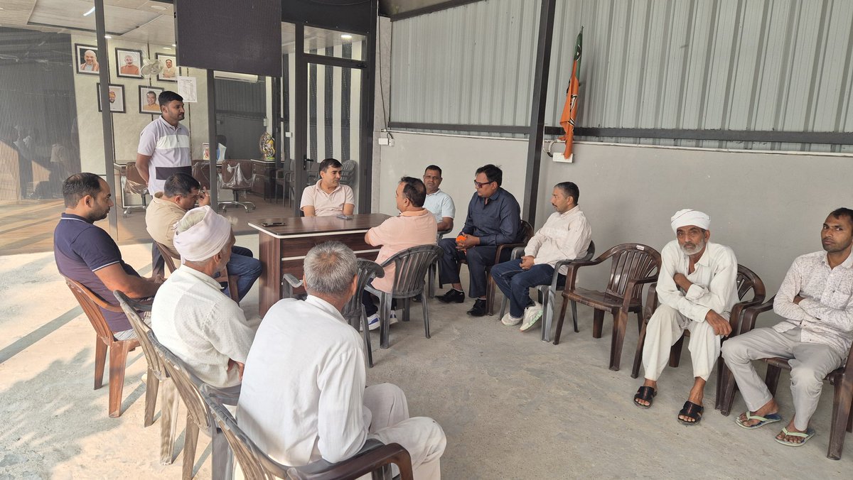 आज सुबह कार्यालय पर आए हुए स्वजनों की सेवा में मेरे बड़े भाई श्री हरपाल ढांडा जी ।।