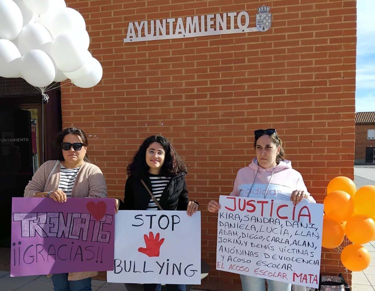 ¡GRACIAS, Toral de los Guzmanes (León)! 💚
Hoy nos llega esta foto del Ayuntamiento, donde se alzaron carteles de “STOP BULLYING”, “JUSTICIA” y “TRENCATS” 
¡GRACIAS!. a este pueblecito de 500 habitantes, este gesto pesa muchísimo: globos blancos y naranjas, y una voz clara contra