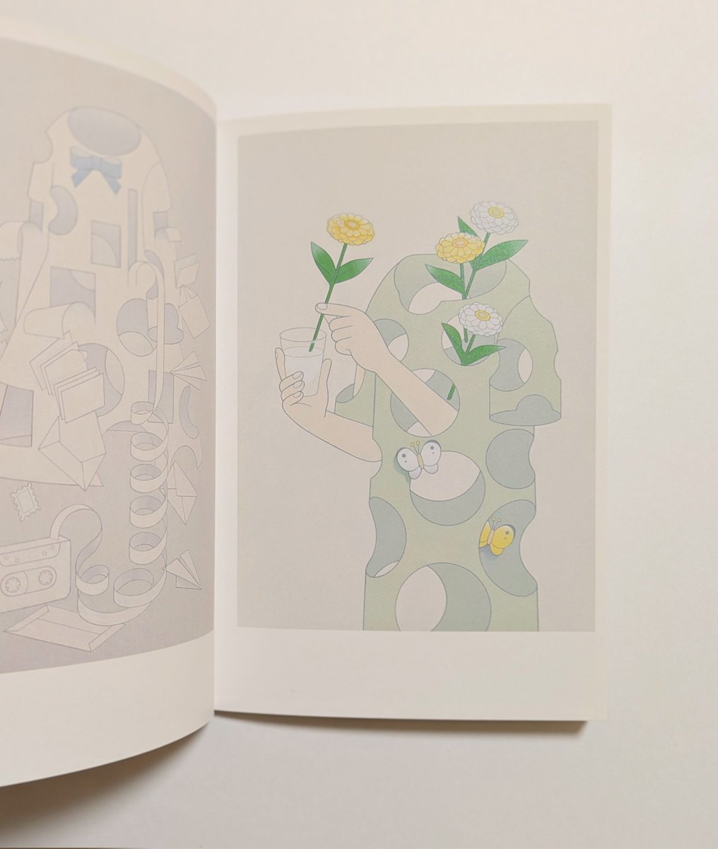 新しい作品集が出来ました！
2023〜2025年の絵を収めた作品集です。
デザインしてくださったのはなんと川名潤さんです。。！
とっても素敵に仕上げていただきました。
ひとまずは職場でもあるHBギャラリーでの販売と、オンラインショップを作って販売できたらなと思います。
ぜひご覧くださいませ！