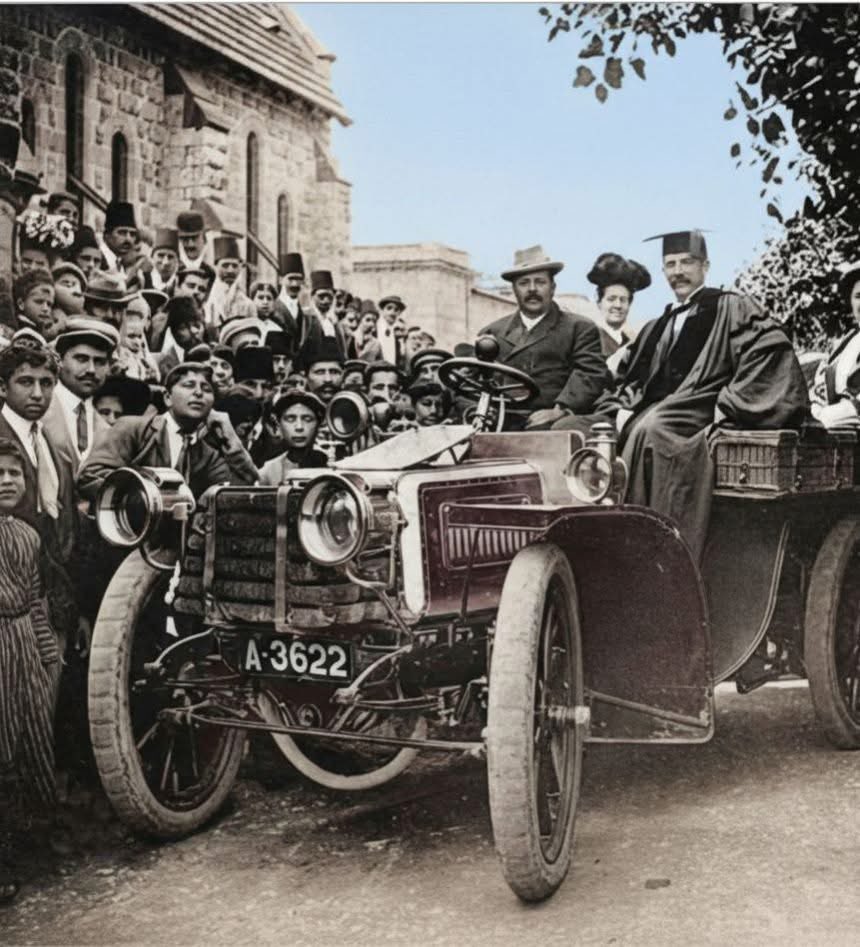 أول سيارة دخلت لبنان عام 1905. 
الصورة من الجامعة الأميركية في بيروت.