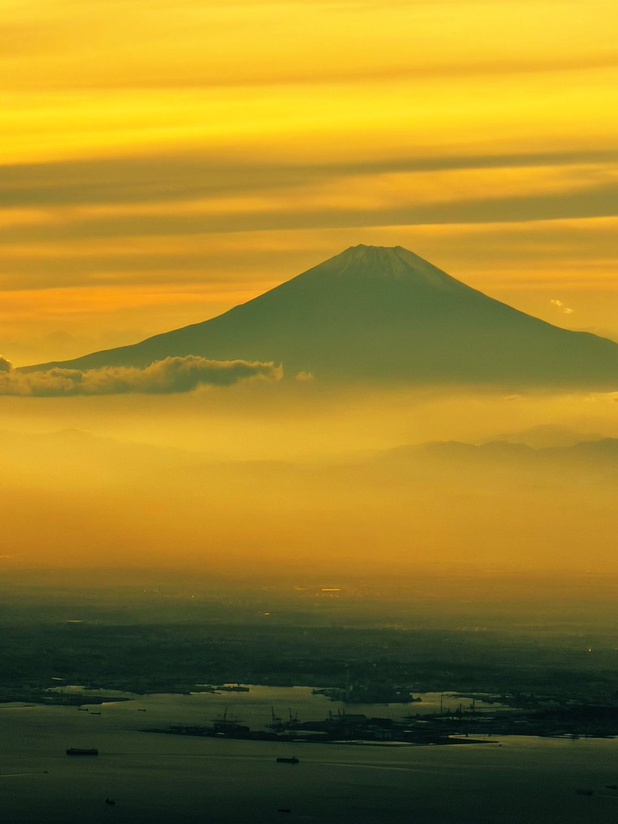 marcpanther's tweet image. 大分から羽田への空の旅。窓の外に広がる景色はまるで絵画のようでした。雲の上の静けさ、遠くに見える山や街の光。こうした“美しい風景を眺める時間”は、心拍を整え、ストレスを和らげ、幸福ホルモンを増やすといわれています。心の深呼吸、空の上で。
#健康生活 #心のリセット #空の癒し